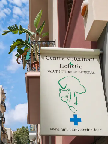 Letrero exterior del Centre Veterinari Holístic